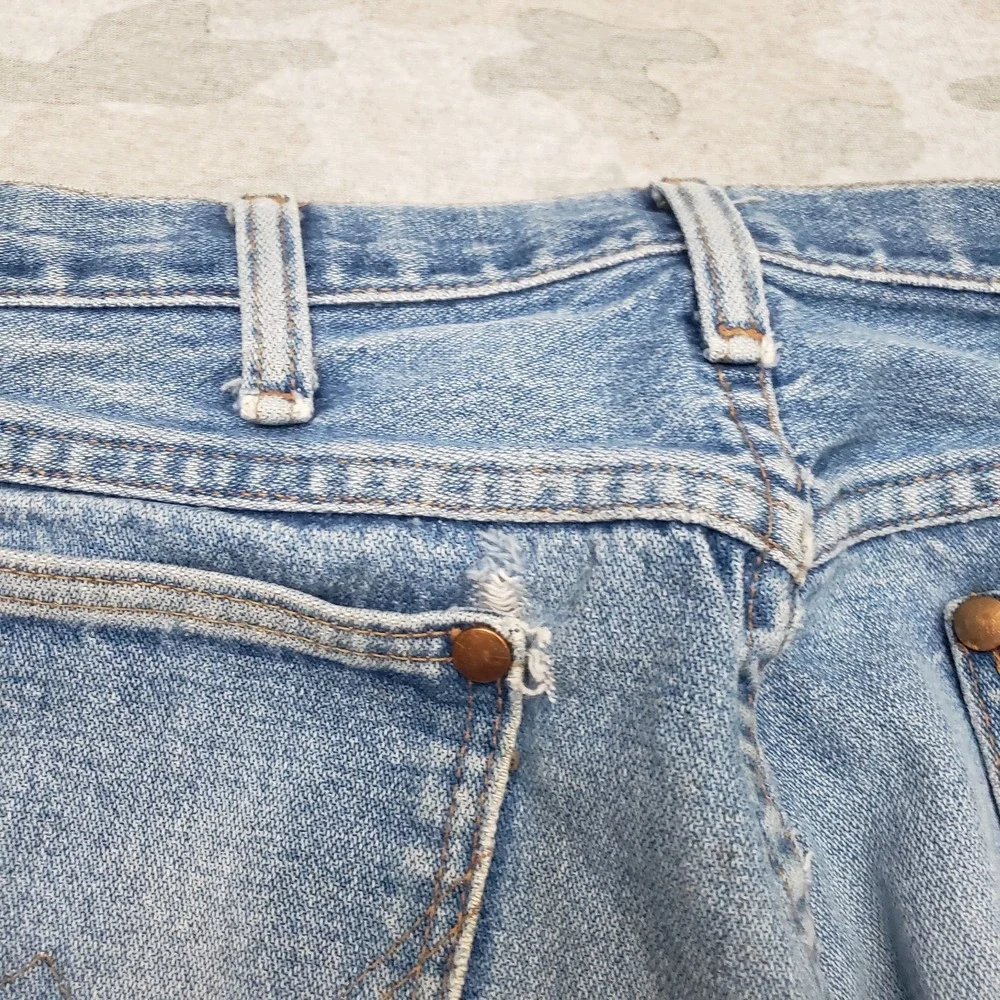 VTG Wrangler 13MWZ Jeans 32x34 Blue Cowboy Cut Denim Light Wash Yellow Tag